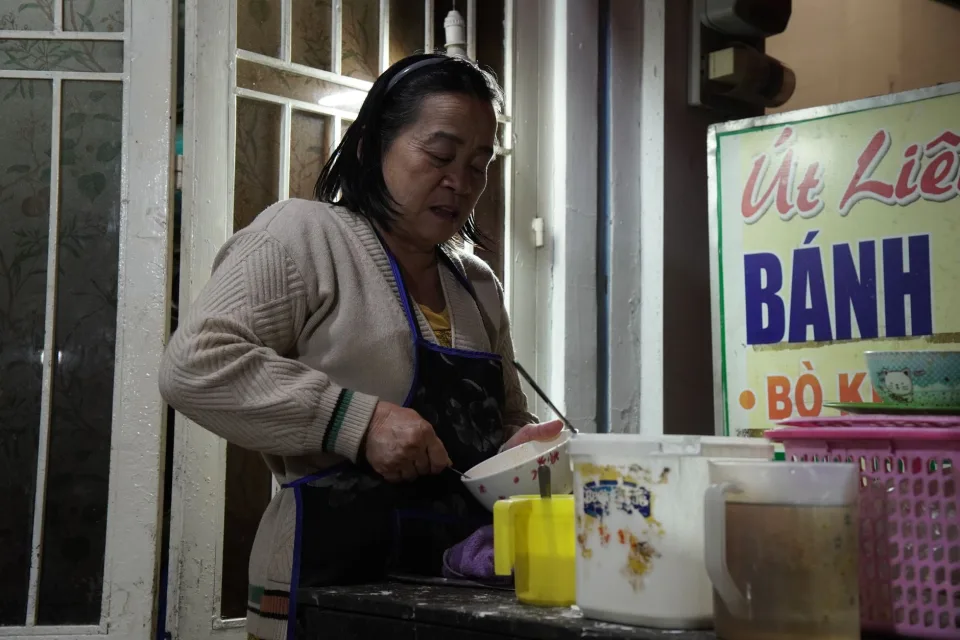 Bàn ăn tại Phạm Phú Nguyên